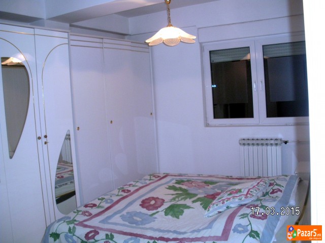 издавам трособен стан во Центар