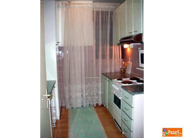 издавам трособен стан во Центар