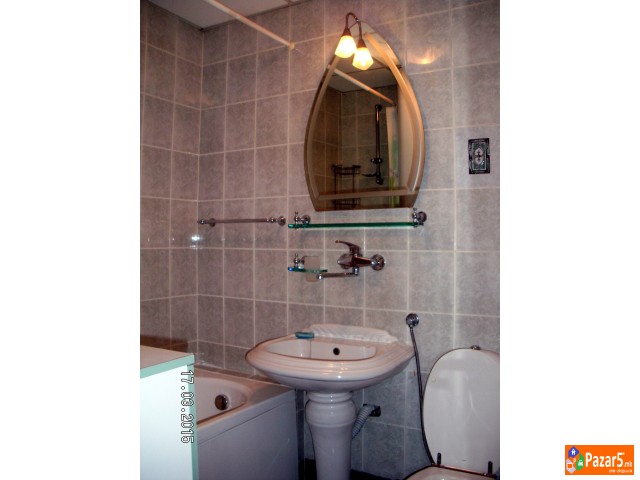 издавам трособен стан во Центар