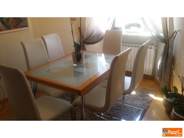 Продавам комплет трпезариска маса со 6 столици мно