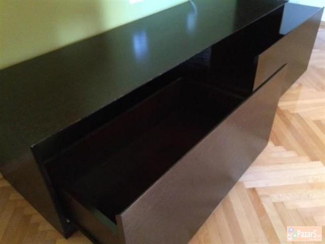 Продавам комода за телевизор со три фиоки и плакар