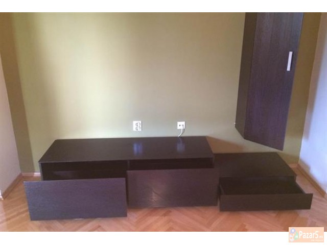 Продавам комода за телевизор со три фиоки и плакар