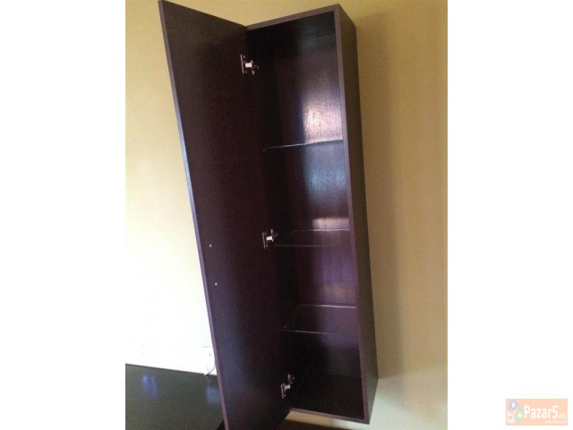 Продавам комода за телевизор со три фиоки и плакар