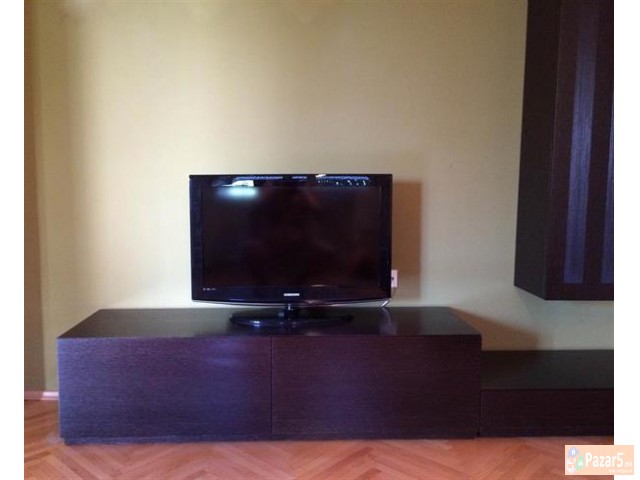 Продавам комода за телевизор со три фиоки и плакар