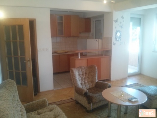 Se Izdava Kompletno Namesten Stan Na Juzen Bulevar