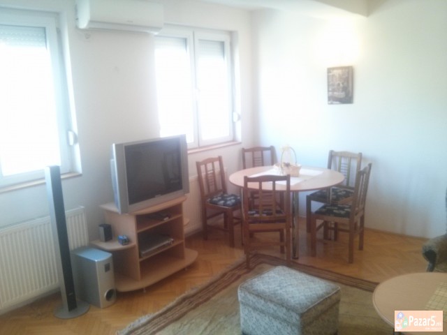 Se Izdava Kompletno Namesten Stan Na Juzen Bulevar