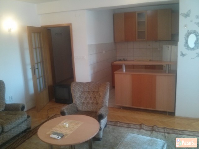 Se Izdava Kompletno Namesten Stan Na Juzen Bulevar