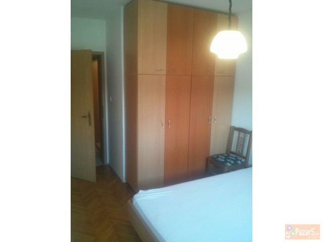 Se Izdava Kompletno Namesten Stan Na Juzen Bulevar