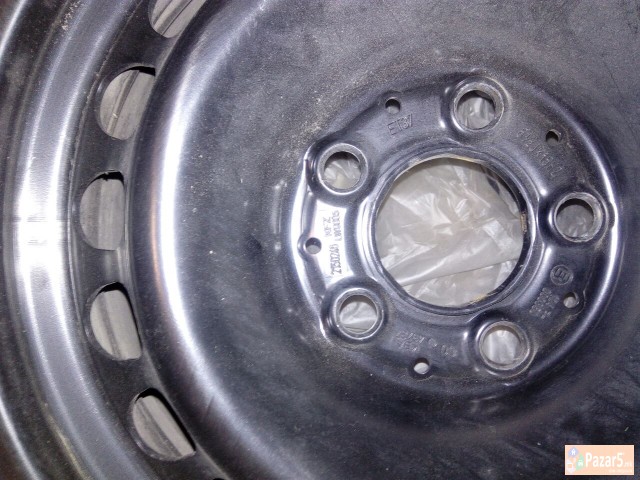 Продавам 4 зимски гуми 195/65/r15 и 4 челични банд