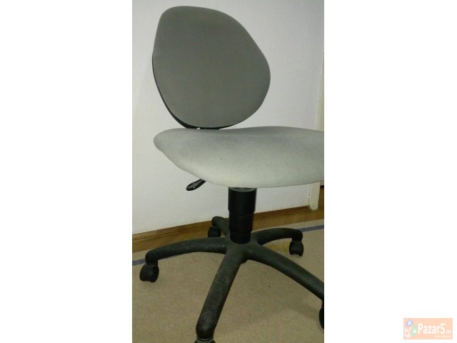 Se Prodavaat 3 Kancelariski Fotelji 