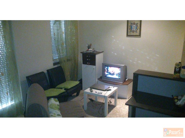 Izdavam Nova Trokrevetna Garsonjera Vo Centarot Na