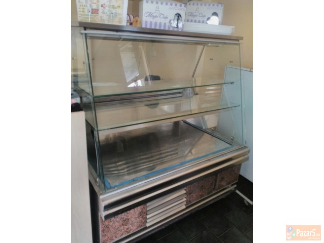 Dve Vitrini Za Odrzivanje Itnoo