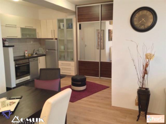 Domik Izdava Nov Lux Stan Kaj Soboren Hram