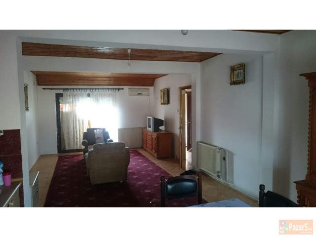 Se Izdava Sprat Od Kuka