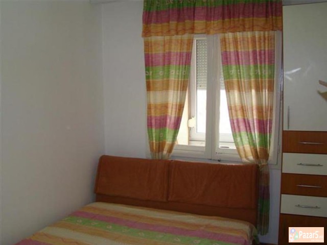 Se Izdava Dvosoben Stan Kaj Univerzalna