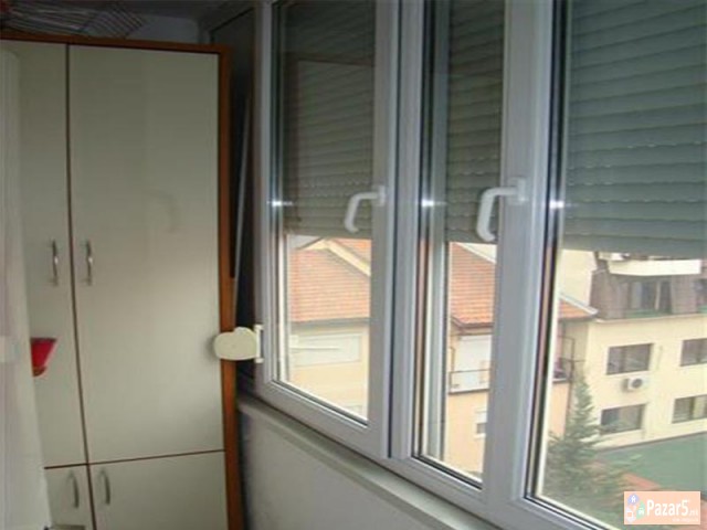 Se Izdava Dvosoben Stan Kaj Univerzalna