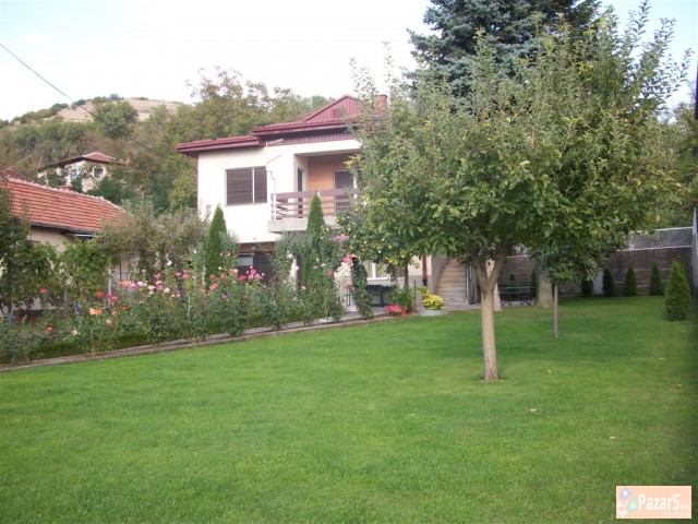 СЕ  ПРОДАВА  КУЌА