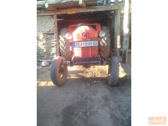 Se Prodava Traktor 551