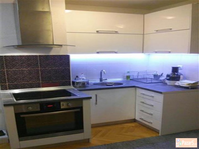 Se Izdava Dvosoben Stan Vo Centar