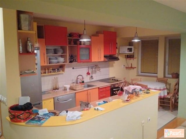 Se Izdava Namesten Stan Kaj Univerzalna Sala