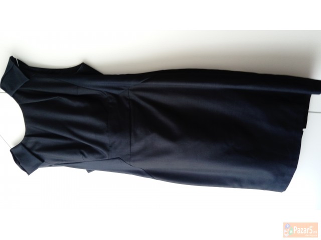 Се продаваат два фустани и еден пар штикли