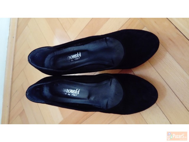 Се продаваат два фустани и еден пар штикли