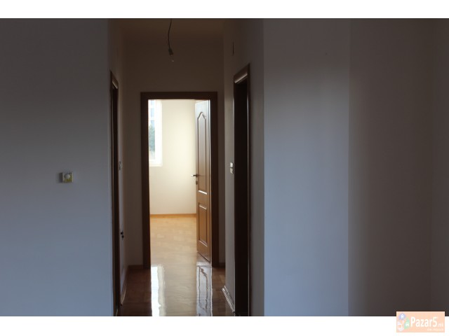 Се продава нов трособен во Маџир Маало