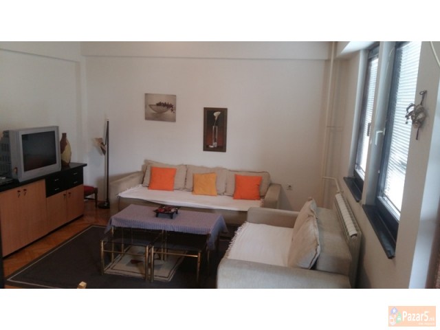 Се изнајмува 60м2 стан до Универзална сала