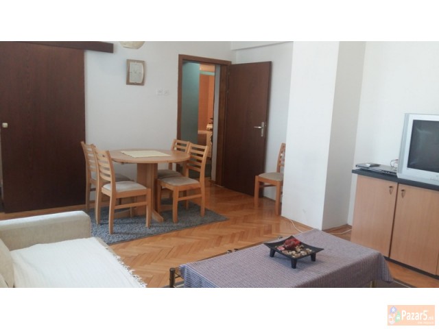 Се изнајмува 60м2 стан до Универзална сала