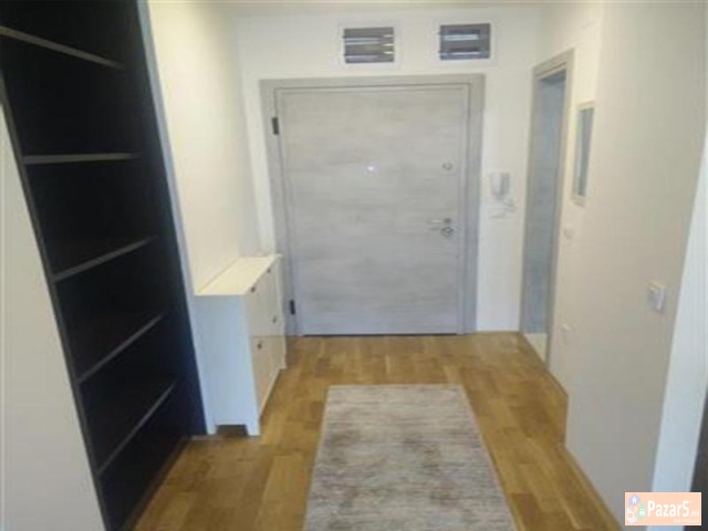 СЕ ИЗДАВА НЕВСЕЛУВАН ТРОСОБЕН СТАН ВО КАПИШТЕЦ