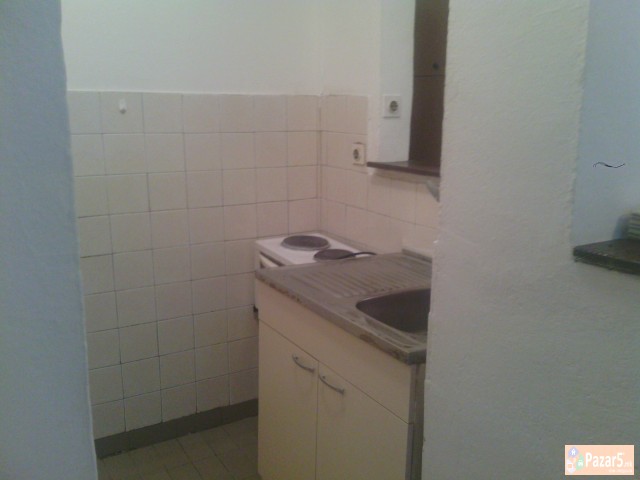 ИЗДАВАМ ГАРСОЊЕРА ВО СКОПЈЕ ДО АВТОБУСКА И ЖЕЛЕЗНИ