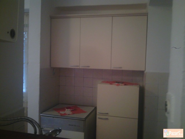 ИЗДАВАМ ГАРСОЊЕРА ВО СКОПЈЕ ДО АВТОБУСКА И ЖЕЛЕЗНИ