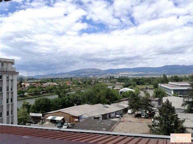 СЕ ИЗДАВА ГАРСОЊЕРА ВО КАРПОШ 4