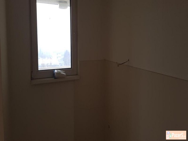 СЕ ИЗДАВА ПРАЗЕН ДВОСОБЕН СТАН ВО АЕРОДРОМ