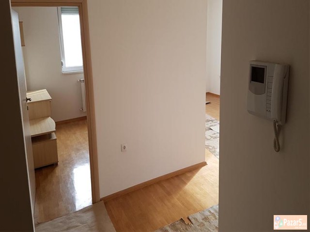 СЕ ИЗДАВА ПРАЗЕН ДВОСОБЕН СТАН ВО АЕРОДРОМ