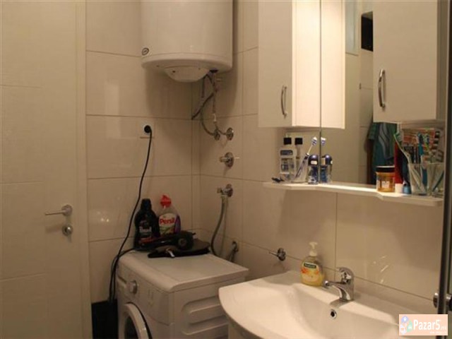 СЕ ИЗДАВА ТРОСОБЕН СТАН ВО АЕРОДРОМ