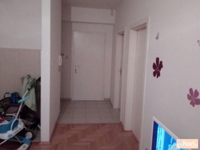 СЕ ИЗДАВА  ТРОСОБЕН СТАН ВО КИСЕЛА ВОДА