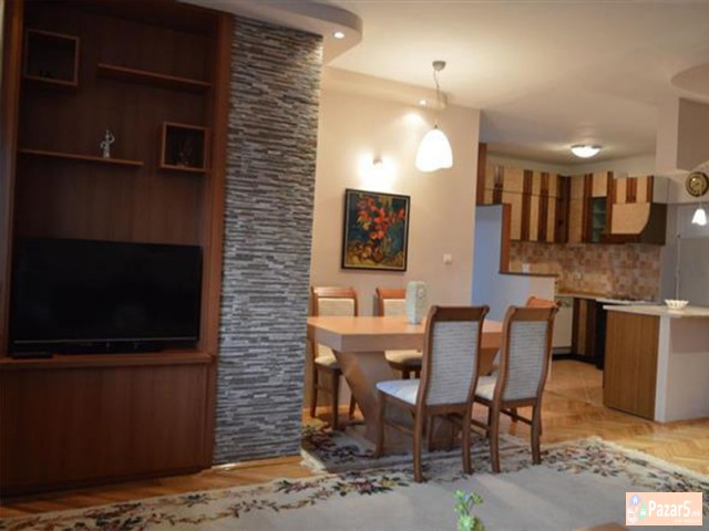 Se Iznajmuva Trosoben Stan Vo Centar