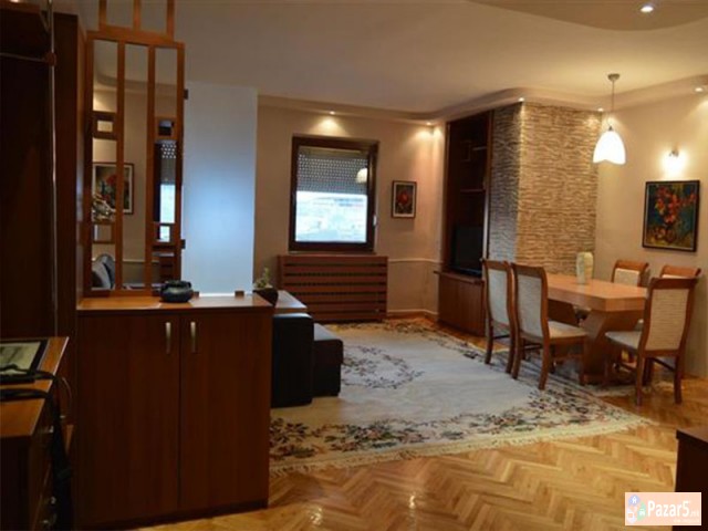 Se Iznajmuva Trosoben Stan Vo Centar