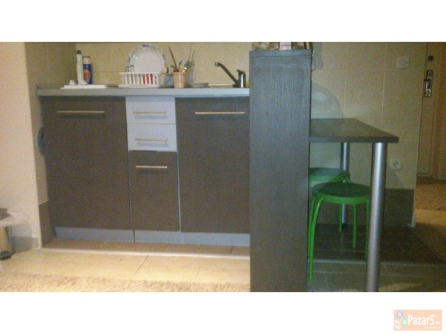 Izdavam Komplet Namesena Trokrevetna Garsonjera Vo