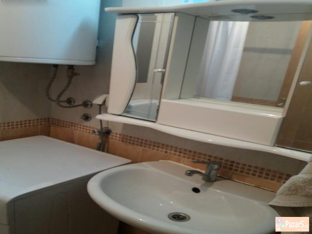 Se Iznajmuva Trosoben Stan Vo Centar