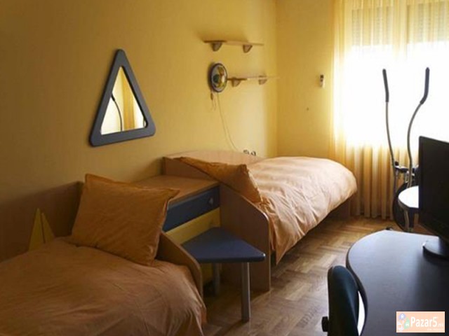 Se Iznajmuva Trosoben Stan Vo Centar