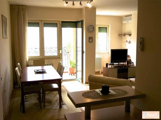 Se Iznajmuva Trosoben Stan Vo Centar