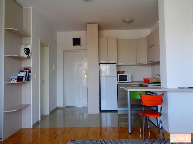 СЕ ИЗДАВА ДВОСОБЕН СТАН КАЈ НОВА ЖЕЛЕЗНИЧКА