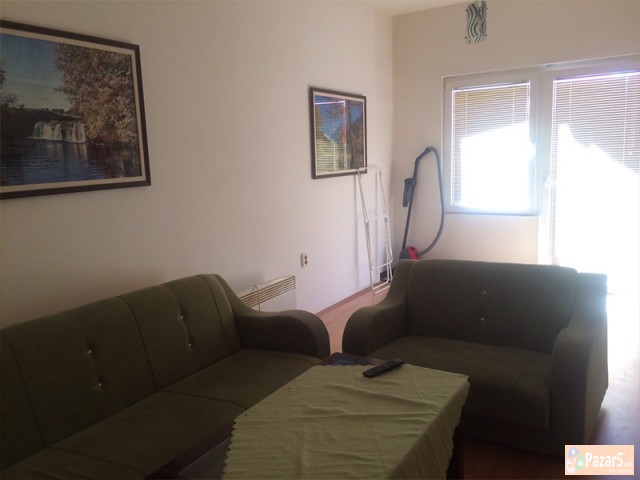 СЕ ИЗДАВА ТРОСОБЕН СТАН ВО ЦЕНТАР/УНИВЕРЗАЛНА САЛА