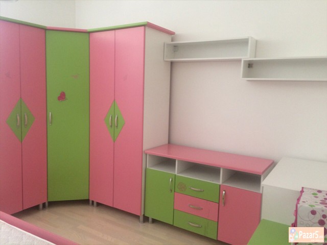 СЕ ИЗДАВА ТРОСОБЕН СТАН ВО ЦЕНТАР/УНИВЕРЗАЛНА САЛА