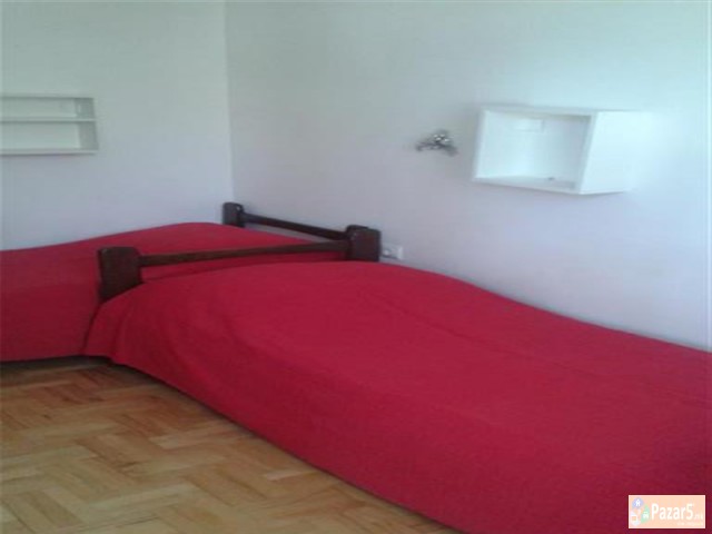 СЕ ИЗДАВА ДВОСОБЕН СТАН КАЈ НОВА ЖЕЛЕЗНИЧКА