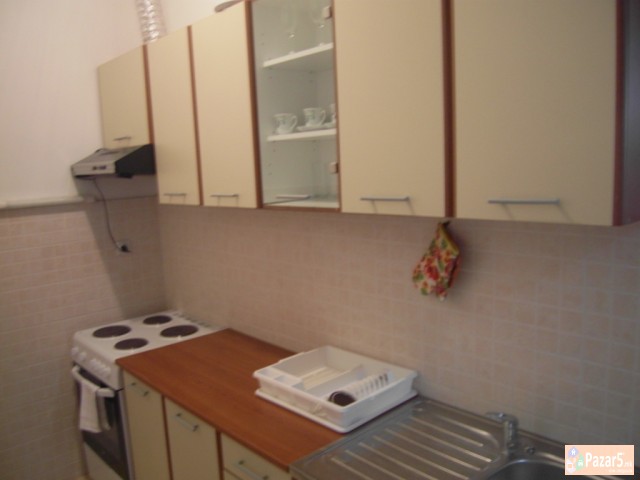 Се изнајмува двособен стан во Центар