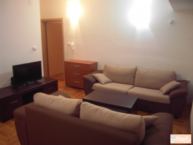 Се изнајмува двособен стан во Центар