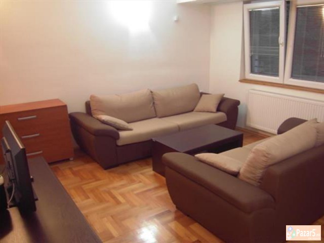 СЕ ИЗДАВА ДВОСОБЕН СТАН ВО БЛИЗИНА НА ДРЖАВНА